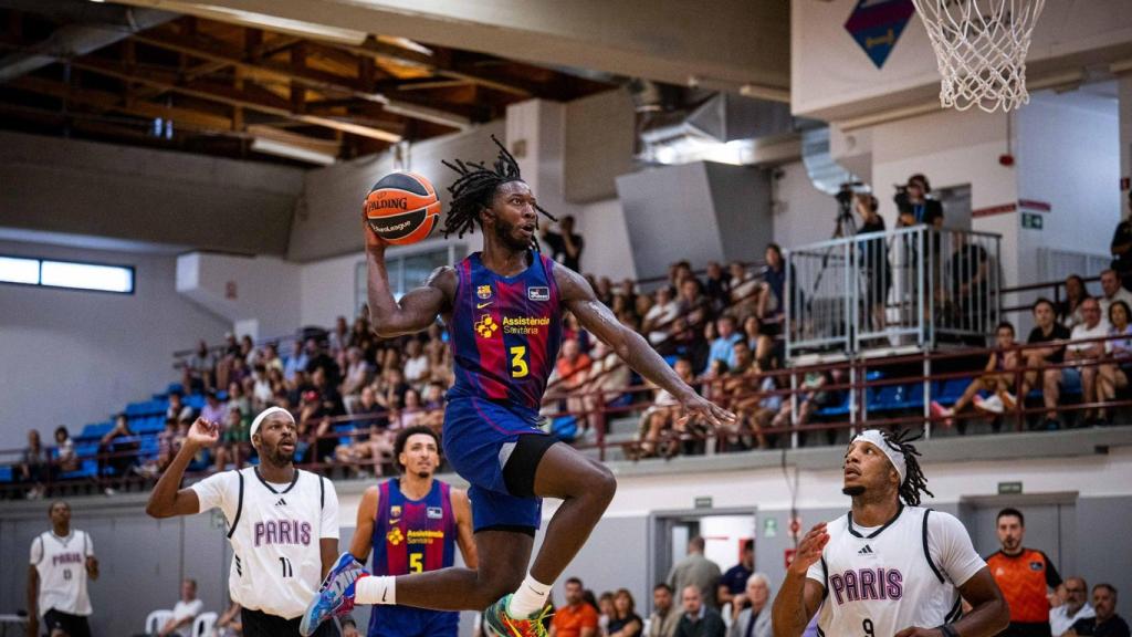 Myles Cale penetra a cistella, en el seu primer partit amb el Barça de bàsquet