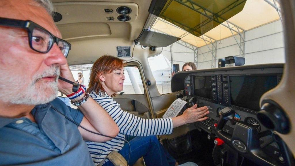 La 'consellera' Sílvia Paneque, durante su visita a las instalaciones de formación del Aeropuerto de Lleida-Alguaire