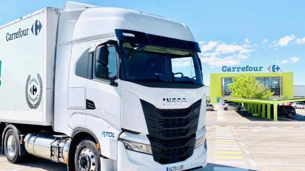 Un camió que transporta comandes de Carrefour