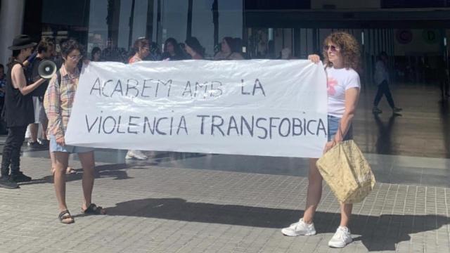 Manifestantes de Red Trans y La Capçalera frente al Hospital del Mar