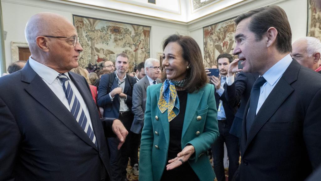 Ana Botín, presidenta del Banco Santander, entre Josep Oliu (i), su homólogo del Sabadell, y Carlos Torres, del BBVA en la toma de posesión de José María Escrivá como gobernador del Banco de España