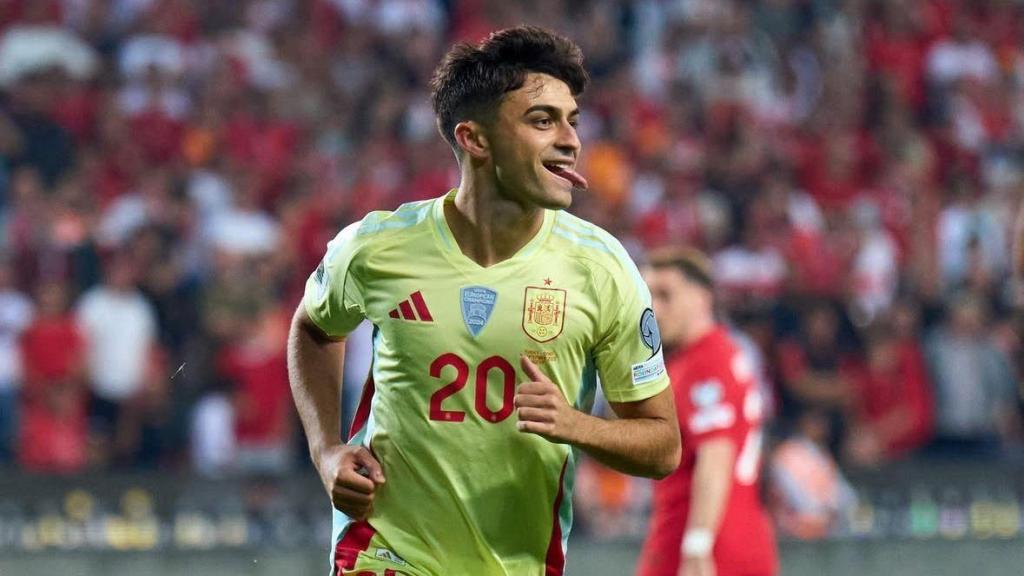 Pedri celebra su gol con la selección española en el partido contra Turquía de la clasificación del Mundial 2026