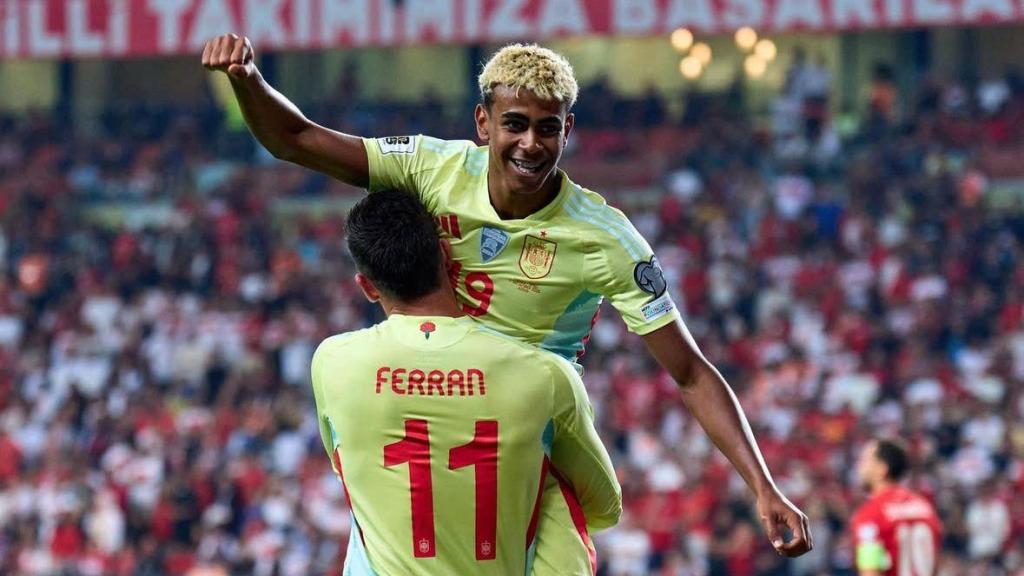 Lamine celebra el gol de Ferran Torres con la selección española en el partido contra Turquía de la clasificación del Mundial 2026