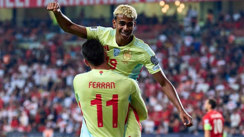 Lamine celebra el gol de Ferran Torres con la selección española en el partido contra Turquía de la clasificación del Mundial 2026