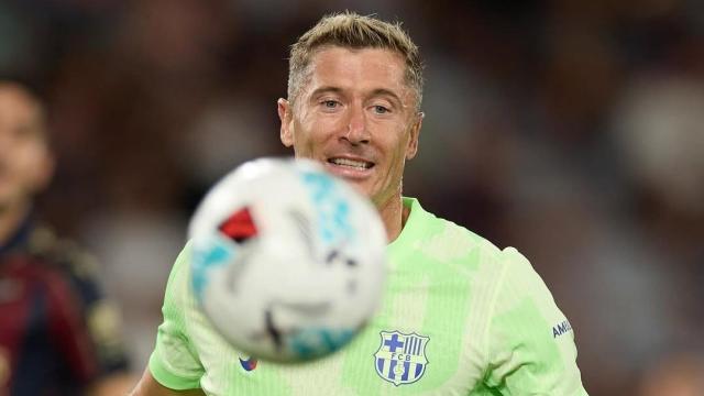 Robert Lewandowski pelea por alcanzar un balón durante el Levante-Barça