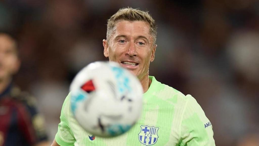 Robert Lewandowski pelea por alcanzar un balón durante el Levante-Barça