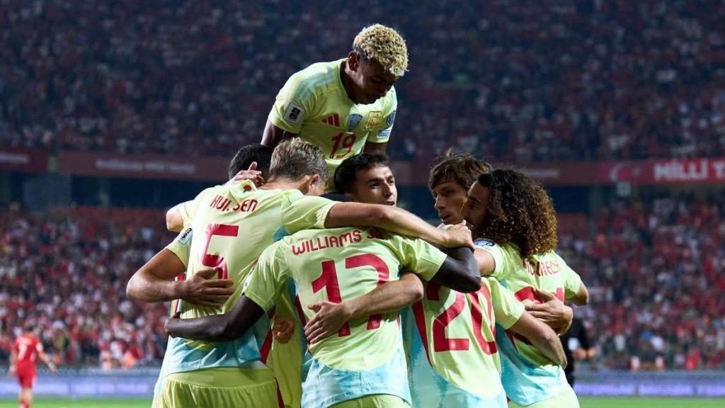 Los jugadores de la selección española celebran un gol en el partido contra Turquía de la clasificación del Mundial 2026