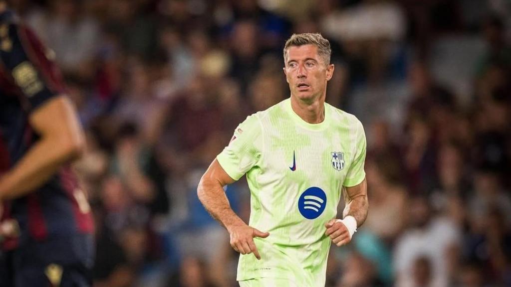 Robert Lewandowski durante el Levante-Barça
