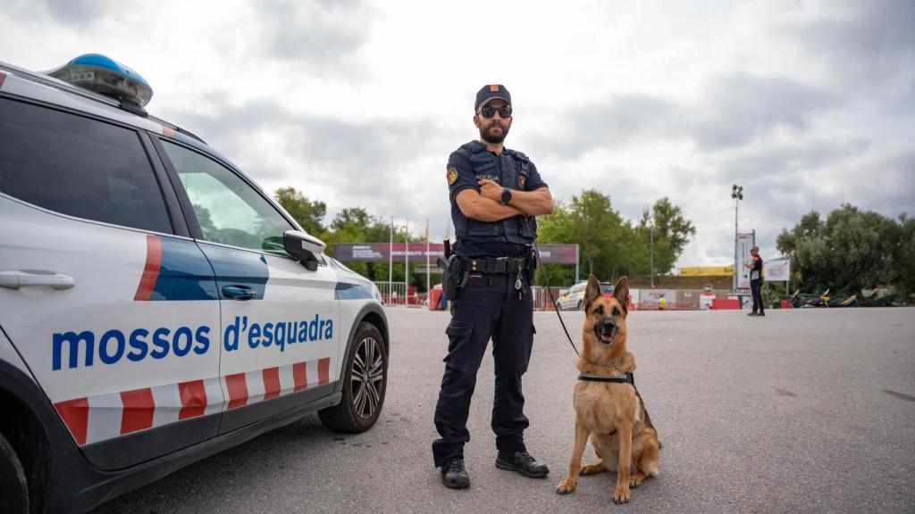 Fortuna con su guía a las puertas del Circuito de Cataluña