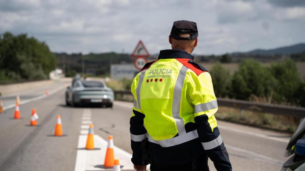 Agente de la Unidad de Tráfico de Mossos en una de las salidas del Circuito de Cataluña