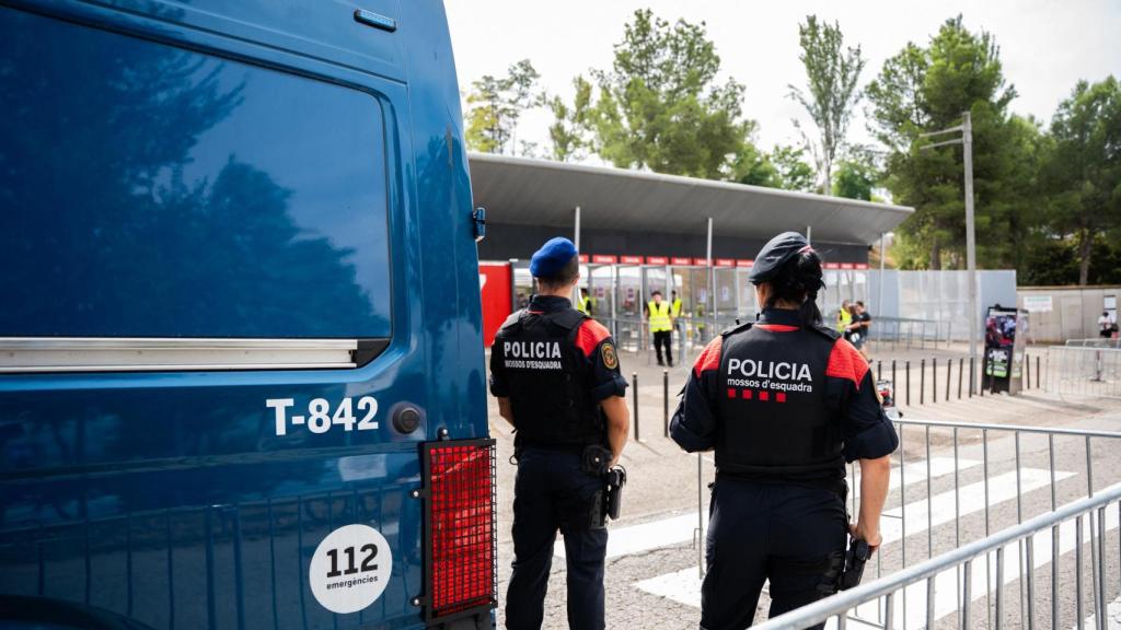 Agentes de la ARRO en una de las entradas del Circuito de Cataluña