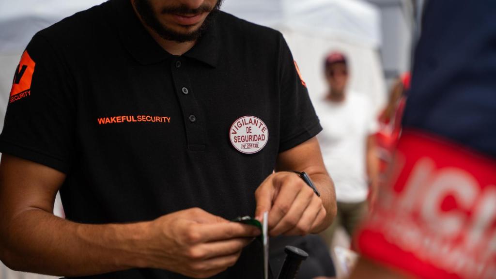 Agente de la Policía Administrativa revisando la documentación de un Vigilante de Seguridad de la empresa Wakeful en el Circuit de Cataluña