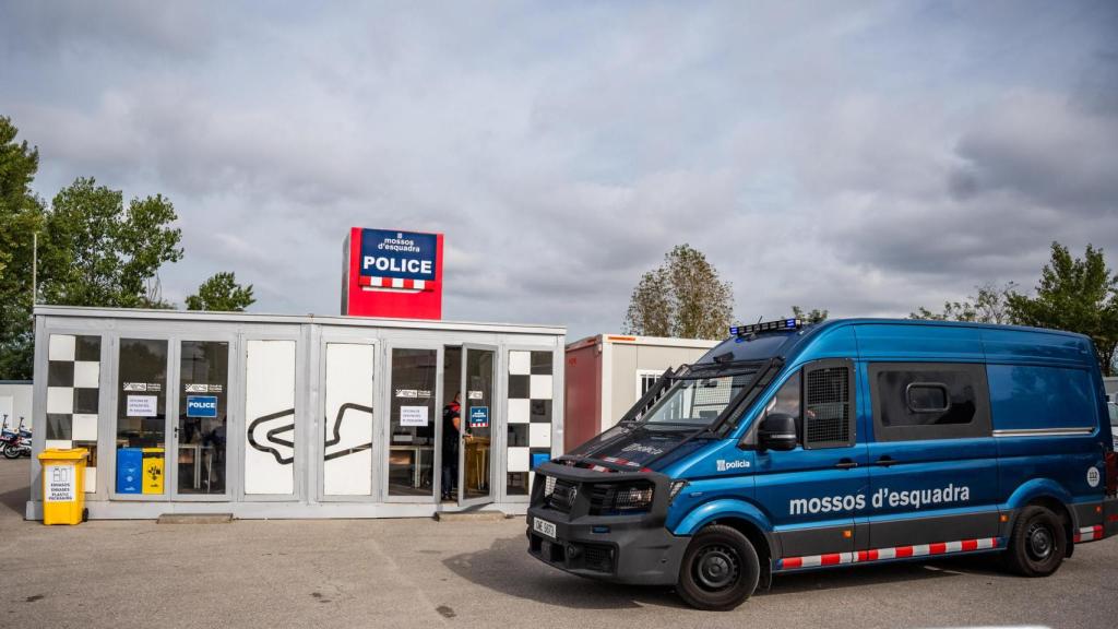 Oficina de la OAC a las puertas del Circuito de Cataluña junto con una furgoneta de la ARRO de Mossos
