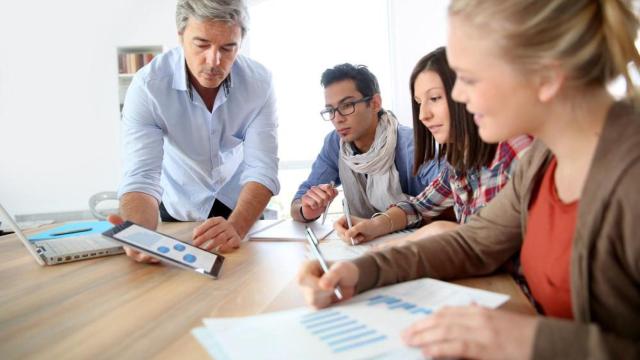 Alumnos atienden al profesor