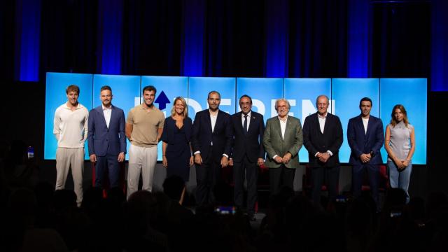 Miembros de Liderem junto al conseller de la Presidència, Albert Dalmau (c)
