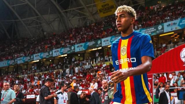 Lamine Yamal sale a calentar antes del Turquía-España