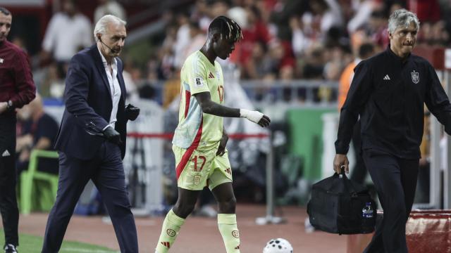 Nico Williams se marcha cabizbajo, tras lesionarse en el Turquía-España