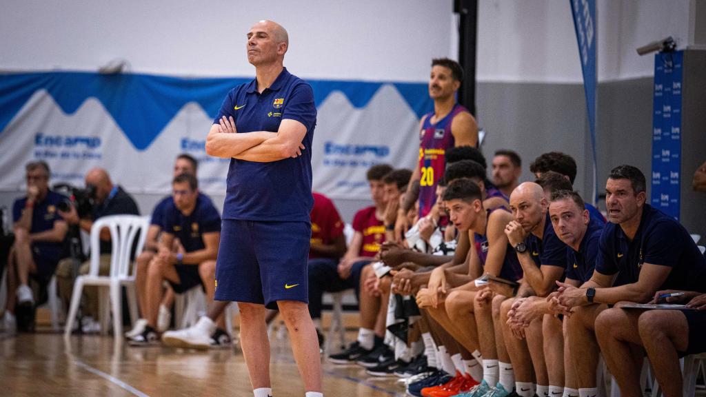 Joan Peñarroya, serio durante el Barça de basket-París de pretemporada