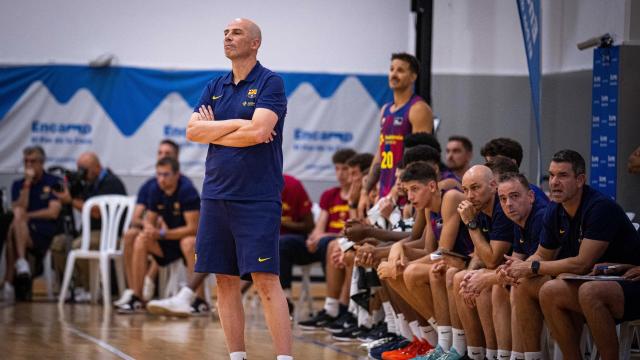 Joan Peñarroya, serio durante el Barça de basket-París de pretemporada