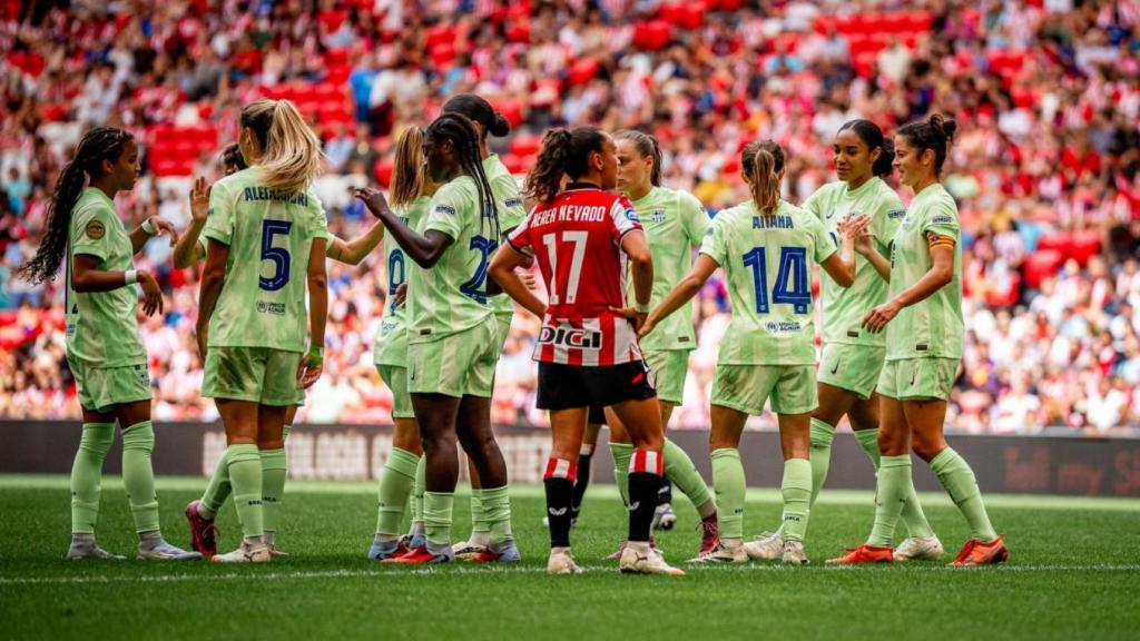 Las jugadoras del Barça Femenino celebran la victoria contra el Athletic Club