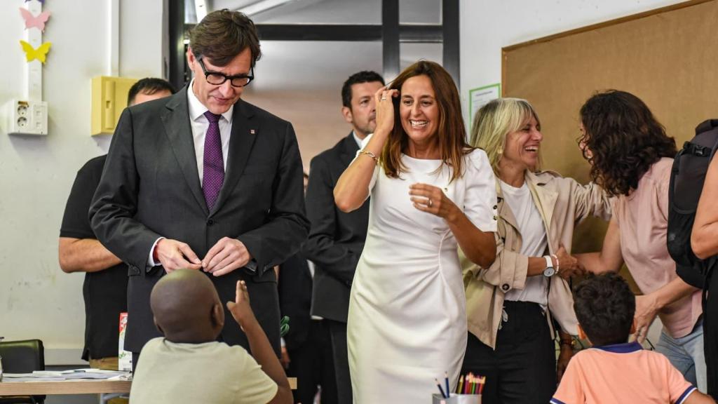 El presidente Salvador Illa junto a la consellera Esther Niubó en una escuela de Granollers (Barcelona) por el inicio del curso 2025-2026