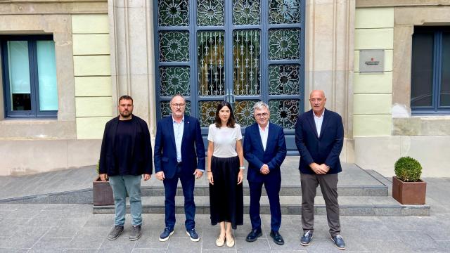 La 'consellera' Núria Parlon y, a su derecha, Miquel Gotanegra, presidente de la Federació Catalana de Càmpings