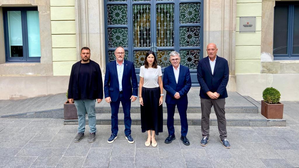 La 'consellera' Núria Parlon y, a su derecha, Miquel Gotanegra, presidente de la Federació Catalana de Càmpings