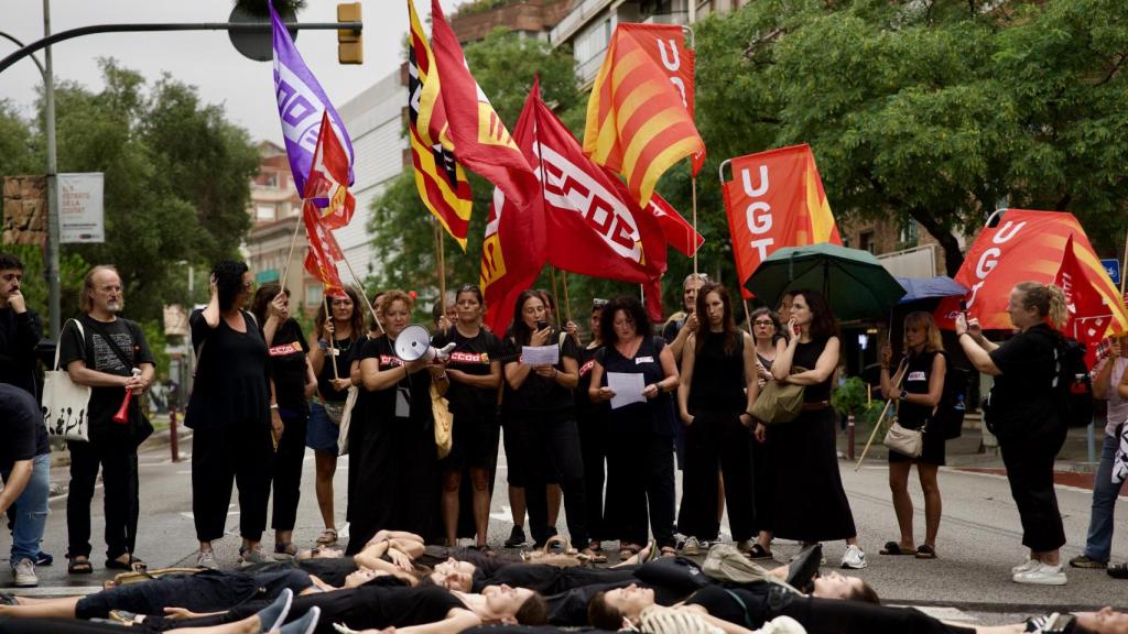 Concentración en la sede de la Conselleria de Educación de los sindicatos durante el día de huelga del personal laboral de Educación
