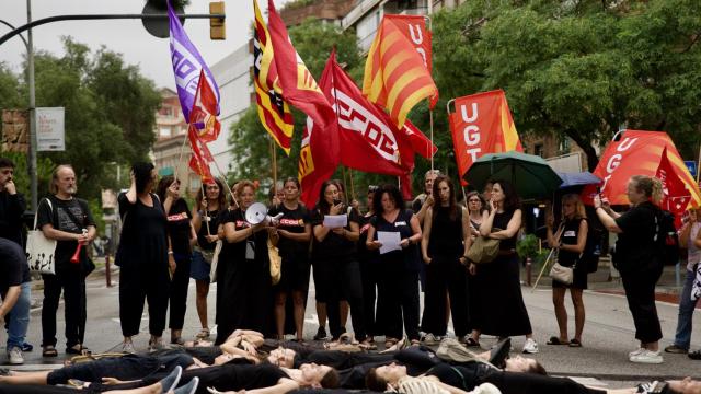 Concentración en la sede de la Conselleria de Educación de los sindicatos durante el día de huelga del personal laboral de Educación