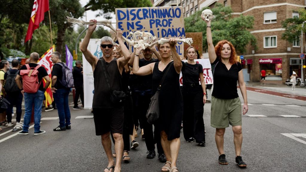 Miembros del Institut Escola Artistic Oriol Martorell, en la concentración delante de la Conselleria de Educación por el día de huelga del personal laboral.