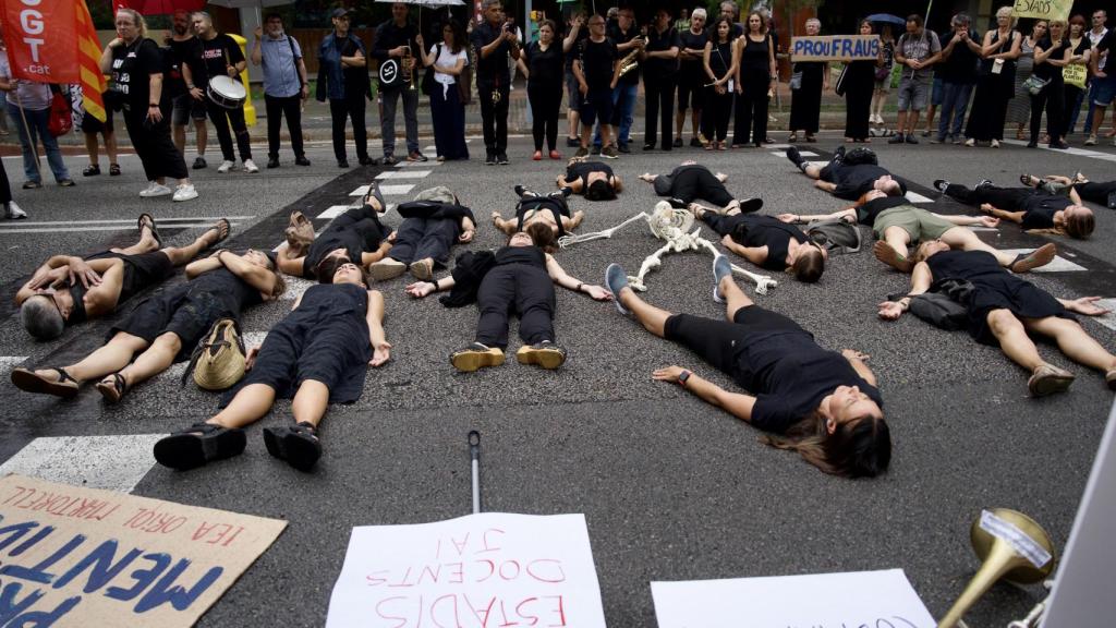 Acción de protesta por parte del personal laboral de Educación, frente a la Conselleria
