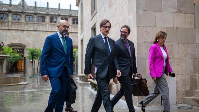 El 'president' de la Generalitat, Salvador Illa, en el centro, junto a la 'consellera' de Territorio, Sílvia Paneque