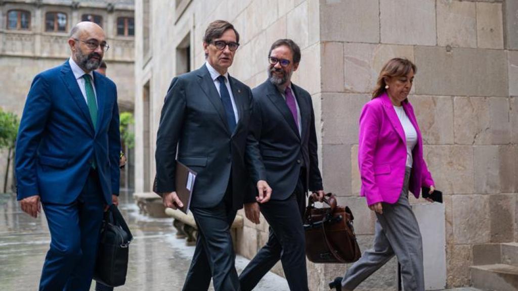 El 'president' de la Generalitat, Salvador Illa, en el centro, junto a la 'consellera' de Territorio, Sílvia Paneque