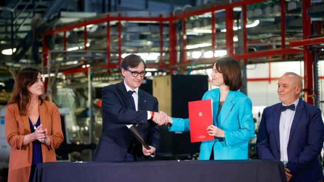 La consellera Núria Montserrat; el presidente Salvador Illa; la ministra Diana Morant; y el secretario de Estado de Ciencia, Innovación y Universidades, Juan Cruz Cigudosa, este martes durante el acto de firma