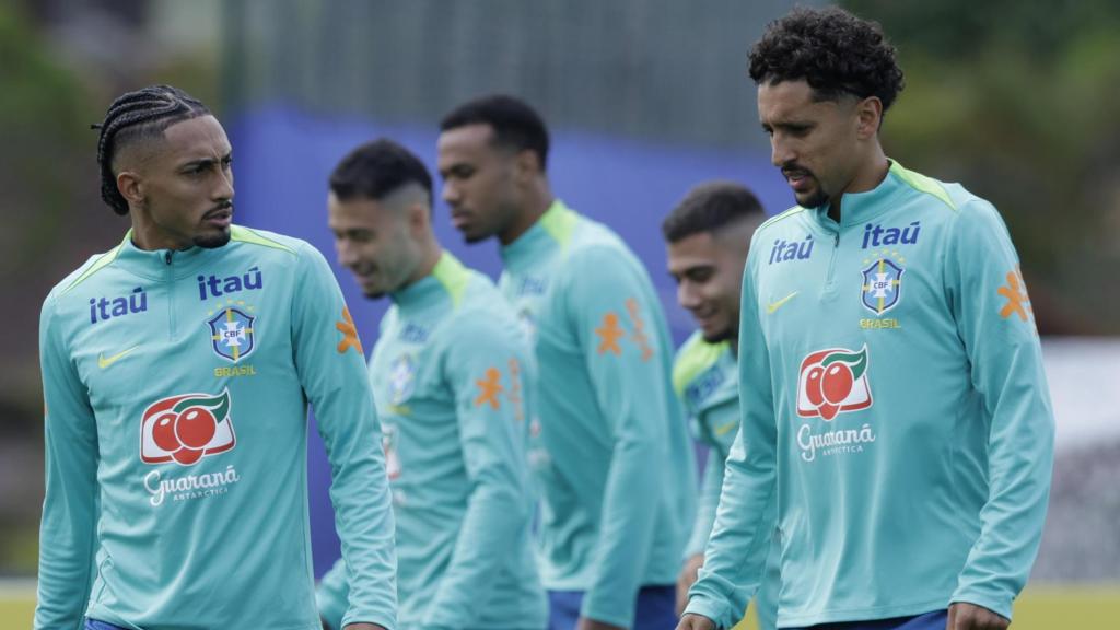 Raphinha charla con Marquinhos en un entrenamiento de la selección brasileña