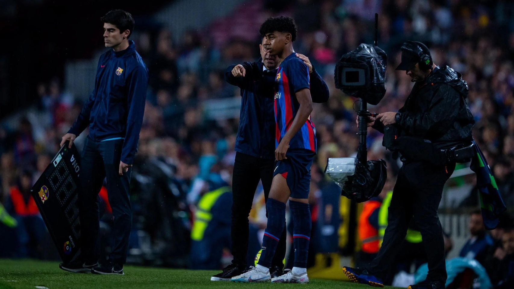 Xavi Hernández da indicaciones a Lamine Yamal antes de su debut con el Barça