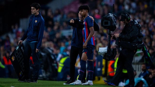 Xavi Hernández da indicaciones a Lamine Yamal antes de su debut con el Barça