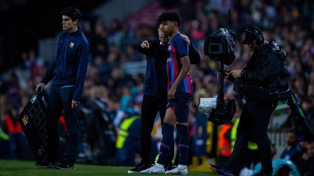 Xavi Hernández da indicaciones a Lamine Yamal antes de su debut con el Barça