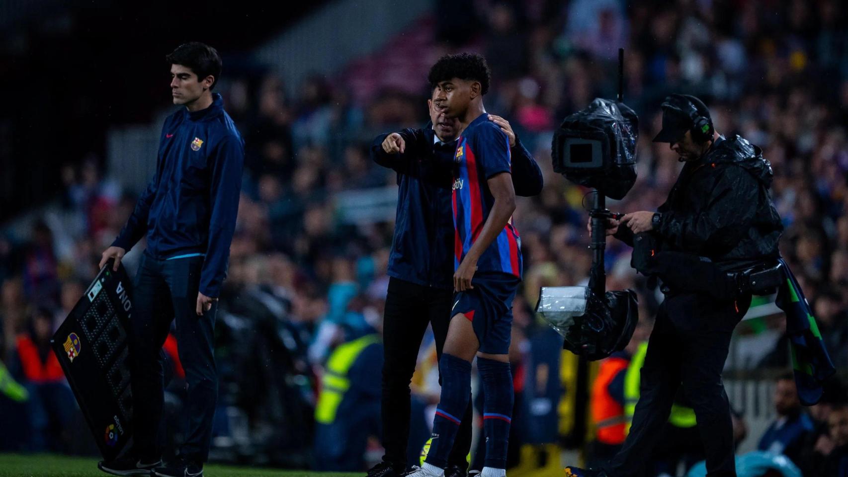 Xavi Hernández da indicaciones a Lamine Yamal antes de su debut con el Barça