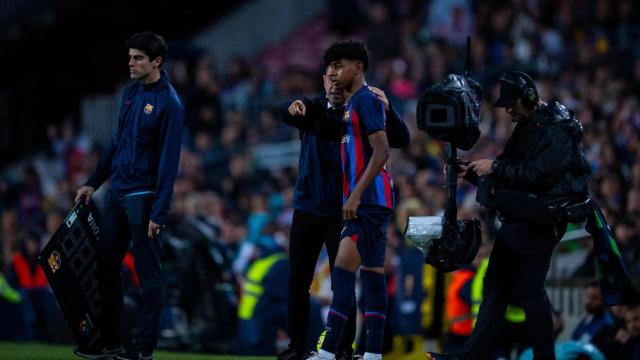 Xavi Hernández da indicaciones a Lamine Yamal antes de su debut con el Barça