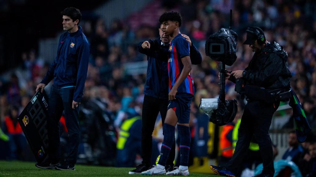 Xavi Hernández da indicaciones a Lamine Yamal antes de su debut con el Barça