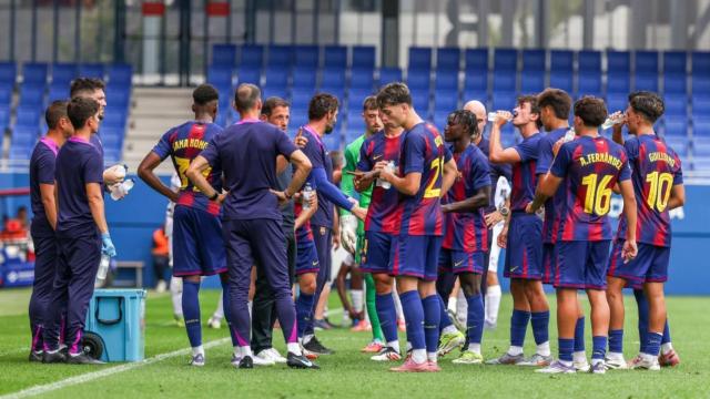 Los jugadores del Barça B atienden las instrucciones de Juliano Belletti en el partido contra la UE Porreres