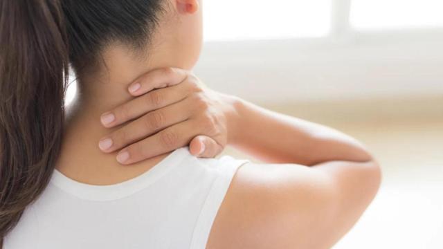 Una mujer se queja de dolor en las cervicales