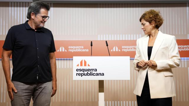 La secretaria general de ERC, Elisenda Alamany, y el vicesecretario general de Comunicación y portavoz, Isaac Albert, durante la presentación de la nueva imagen corporativa del partido