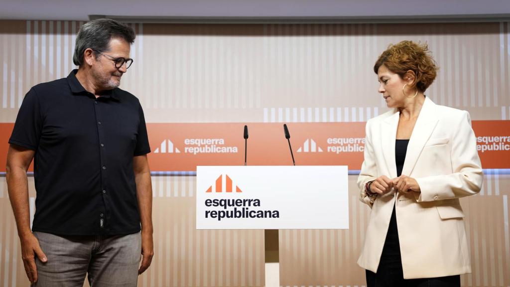 La secretaria general de ERC, Elisenda Alamany, y el vicesecretario general de Comunicación y portavoz, Isaac Albert, durante la presentación de la nueva imagen corporativa del partido