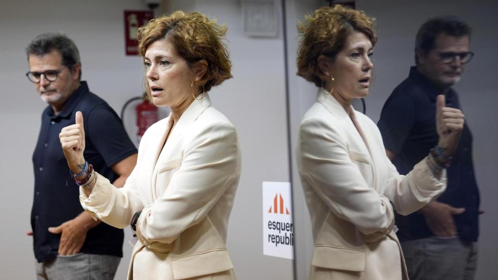 La secretaria general de ERC, Elisenda Alamany, y el vicesecretario general de Comunicación y portavoz, Isaac Albert, durante la presentación de la nueva imagen corporativa del partido