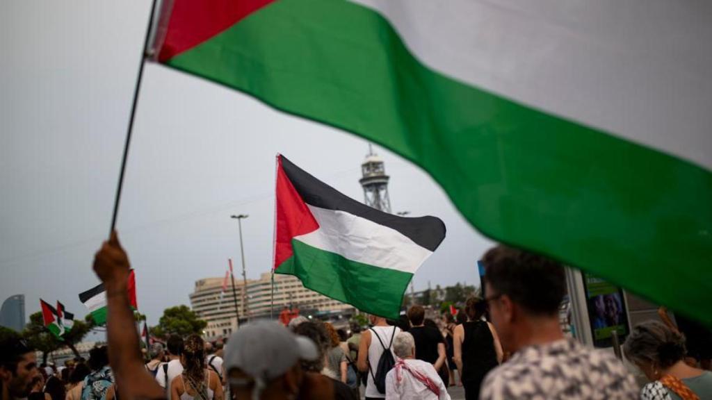 Varias personas durante una concentración contra el “asesinato sistemático” de periodistas en Gaza, en la plaza Sant Jaume