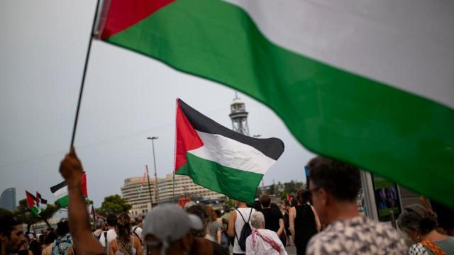 Varias personas durante una concentración contra el “asesinato sistemático” de periodistas en Gaza, en la plaza Sant Jaume