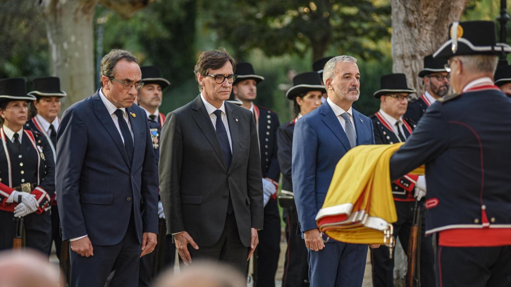 El presidente de la Cámara Josep Rull; el presidente de la Generalitat, Salvador Illa y el alcalde de Barcelona, Jaume Collboni, durante la izada de la senyera