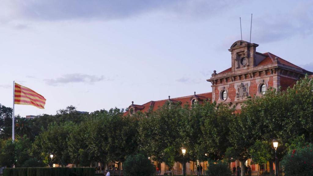 El Parlamento de Cataluña con la 'senyera'